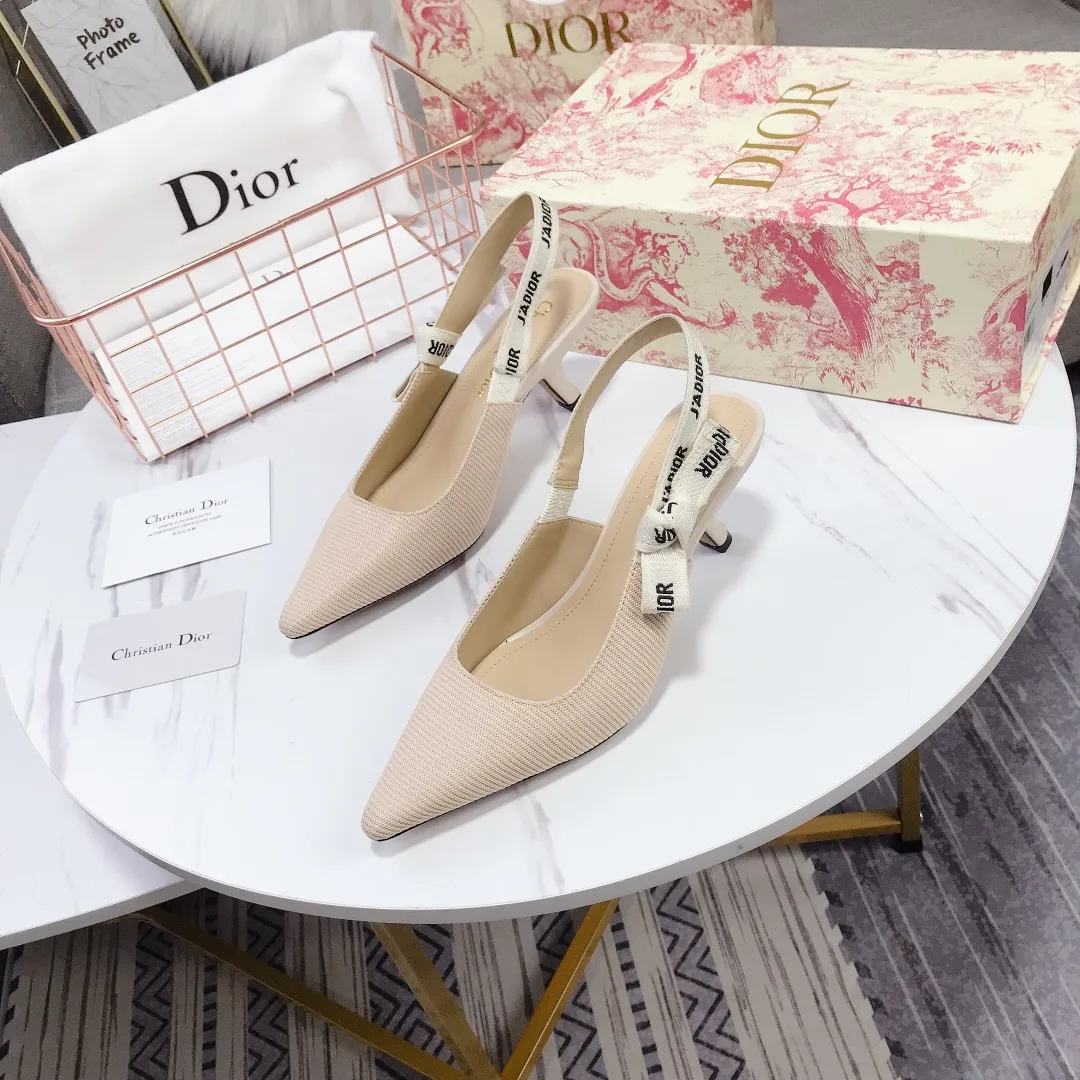 👟👟Ex-factory price 480👟👟Women's shoes, women's clothing, special material👟👟Ex-factory price 400👠👠✨ ✨ Dior's popular sandals are new🔥 🔥 The same style of the year's most popular Internet celebrities and celebrities💁 💁. The fabric is imported; calf patent leather (special material), the lining and feet are made of calf leather lining🐑. Original molded heel, heel height 10Cm 6.5cm💘 flat bottom 1.5cm, original molded metal outsole with five-pointed star LOGO mark✨. Original bow, 💅 Italian leather outsole. 👄💋 Full set of packaging (clamshell box, cloth bag, card, invoice, one-to-one wrapping paper) 34 40 41 customized